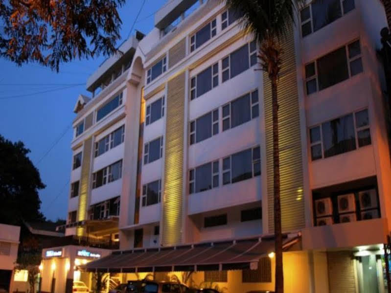 Kapila Business Hotel Pune Exterior foto