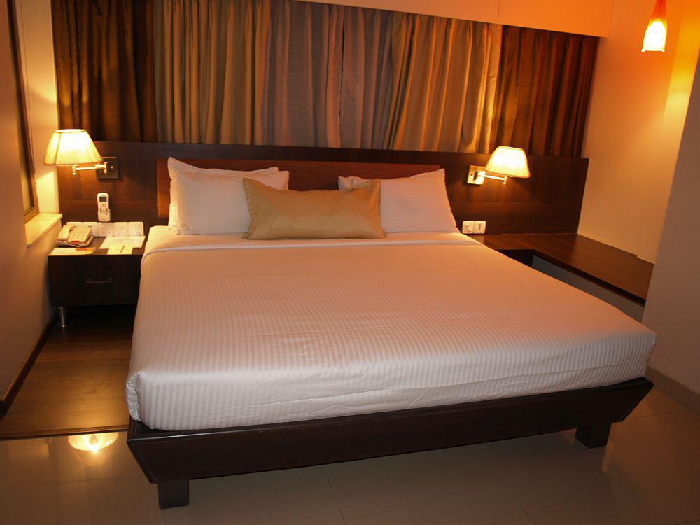 Kapila Business Hotel Pune Exterior foto